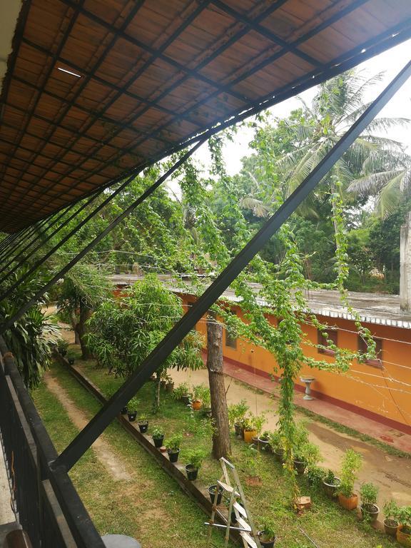 Walawe Park View Hotel Udawalawe Exteriör bild